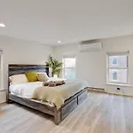 King Suite Luxurious, Modern Couple Retreat