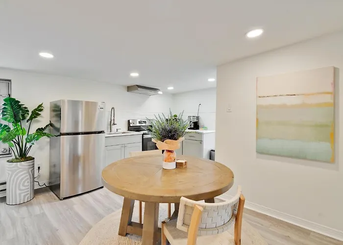King Suite Luxurious, Modern Couple Retreat